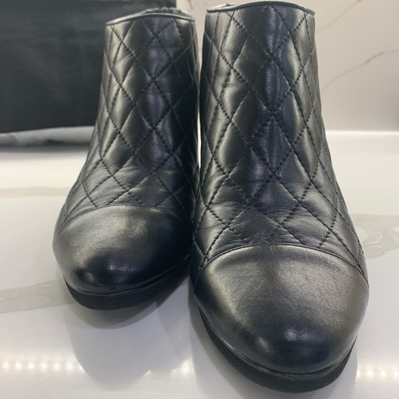 Chanel booties size 40 color black with silver cc new soles - Picture 4 of 13